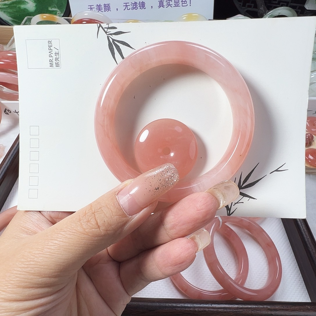 娅***所石英质玉（金丝玉）未镶嵌手镯