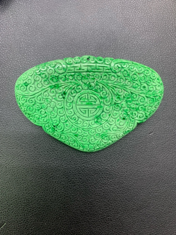 阳绿色雕刻翡翠如意锁