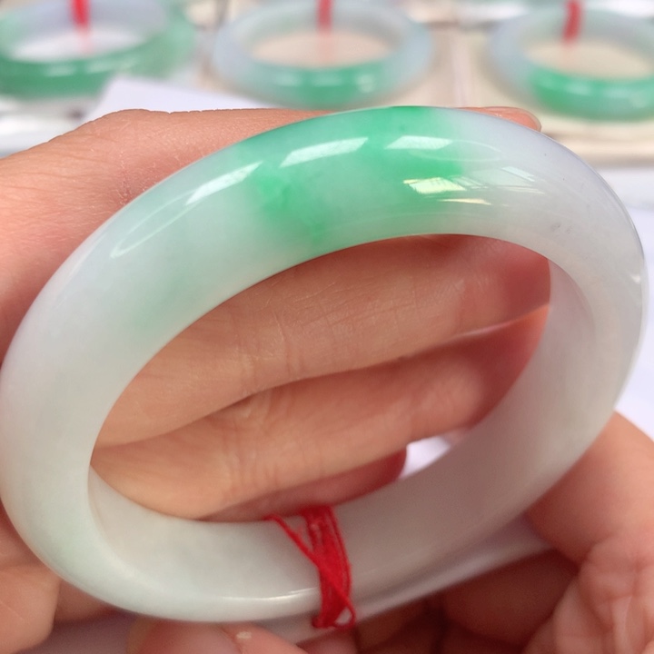 翡翠手镯未镶嵌白底晴68号