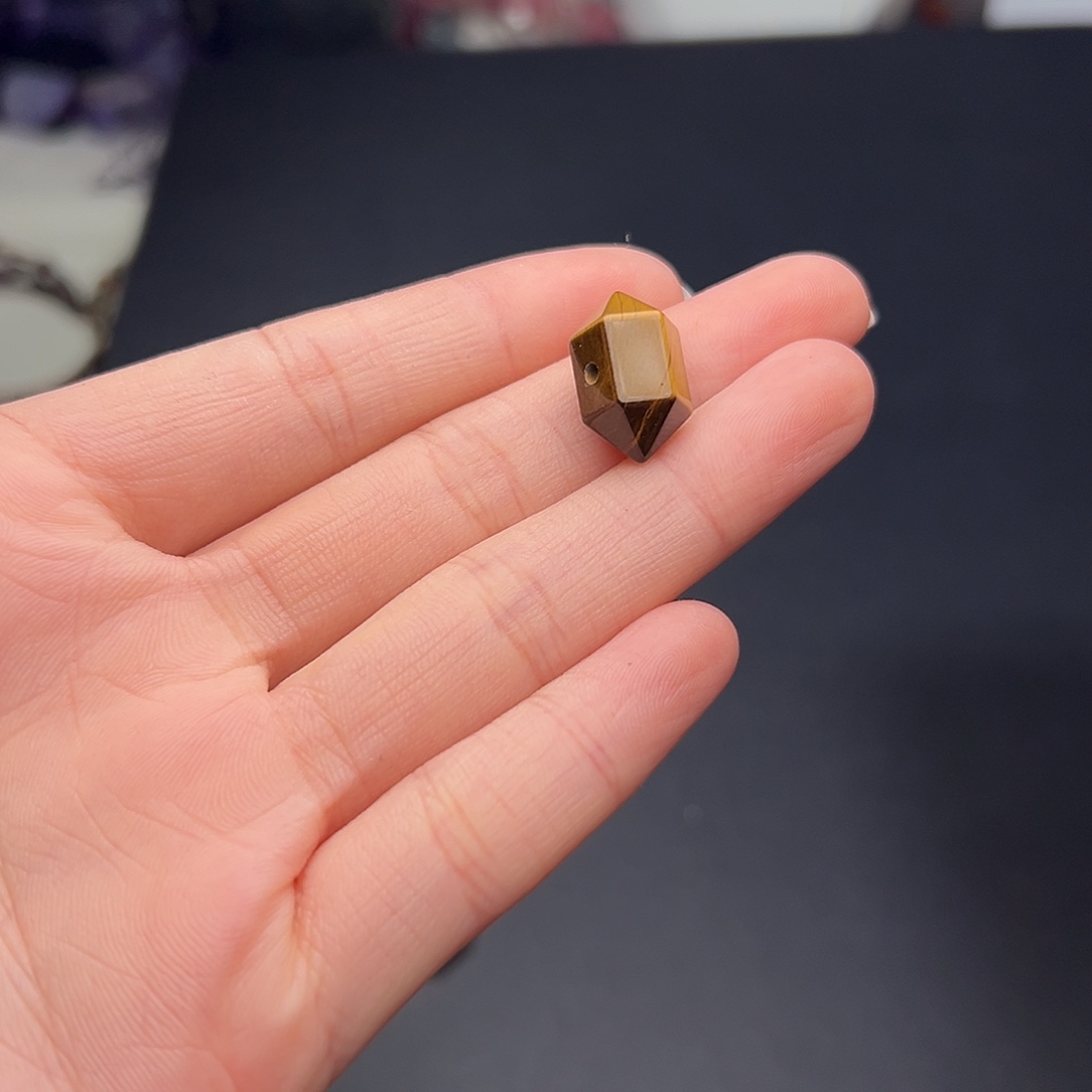 玛瑙/玉髓合金珠宝半成品G701。天然黄虎眼双尖一个