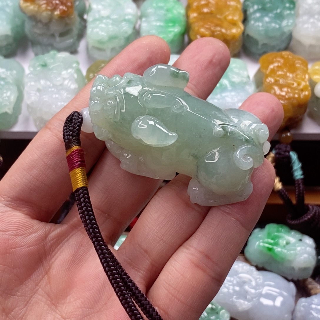 翡翠未镶嵌颈饰貔貅