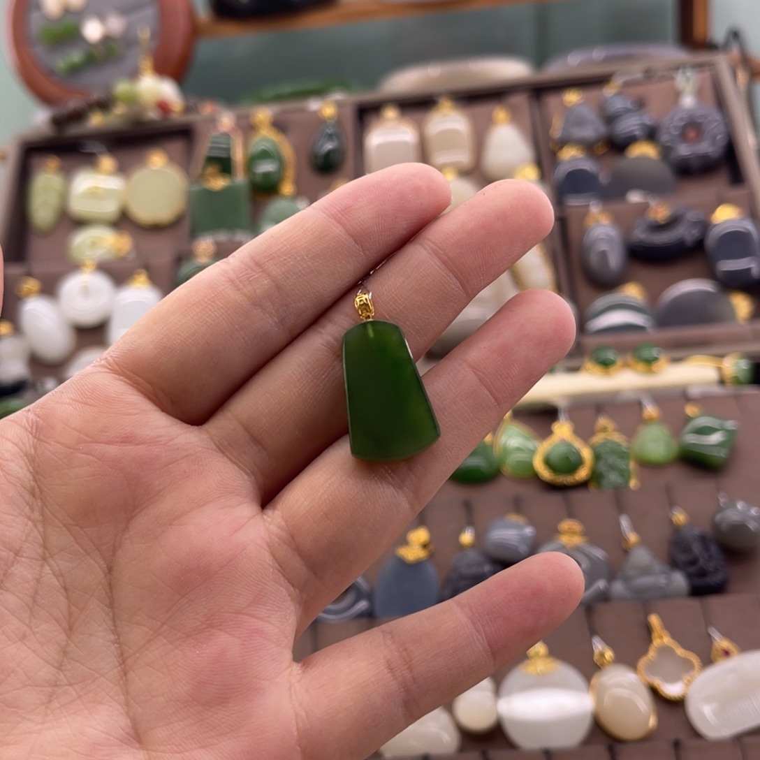 和田玉18K金镶嵌吊坠(赠链)