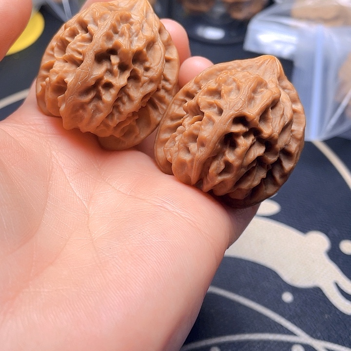 文玩核桃吊坠曹大龙一对