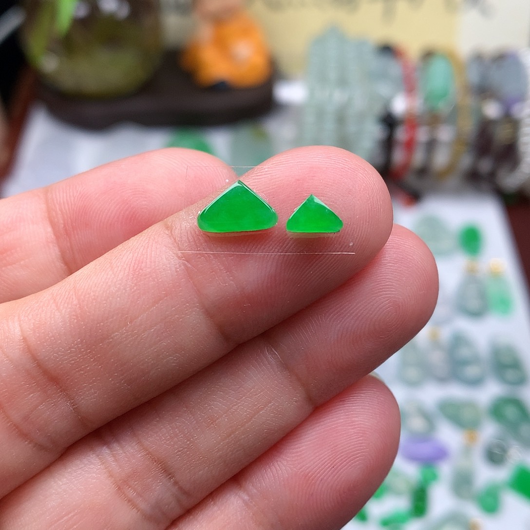 翡翠裸石缅甸天然A货翡翠阳绿随形