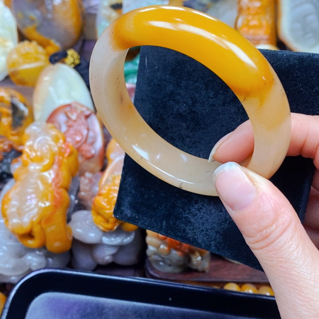 未镶嵌石英质玉（黄龙玉）颈饰