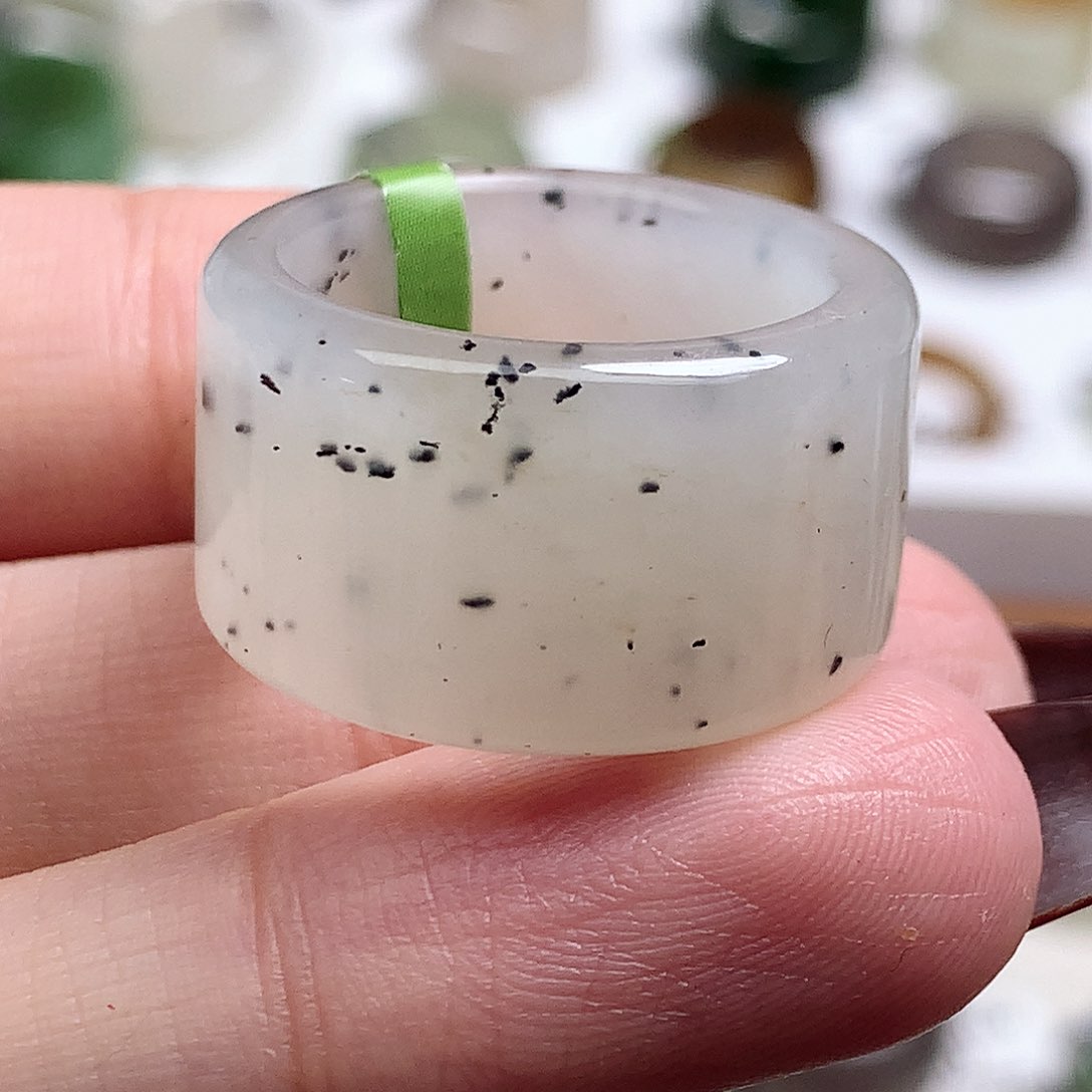 未镶嵌戒指和田玉