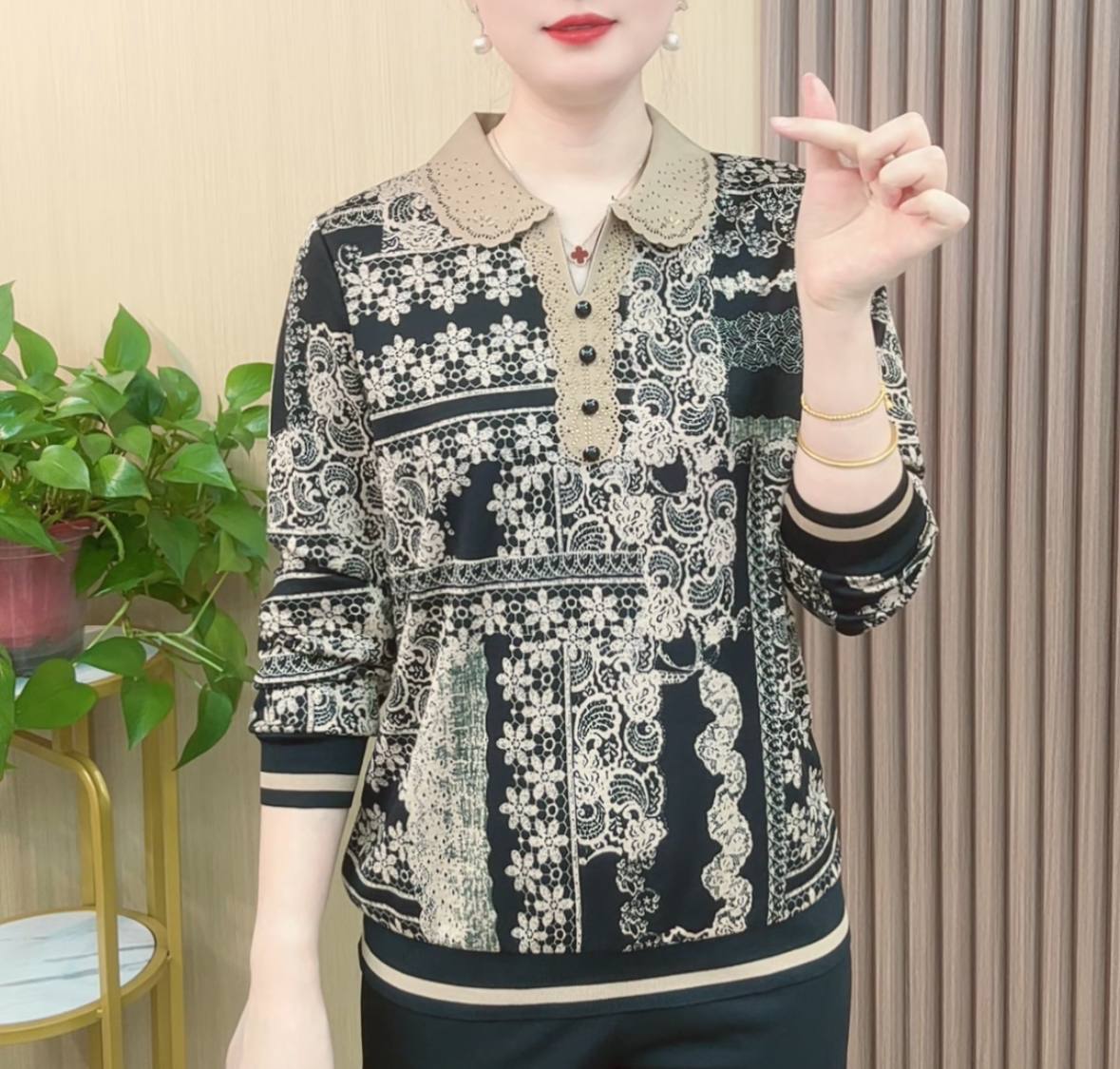 洋气时尚中老年秋季2025新款印花上衣宽松长袖翻领减龄妈妈小衫