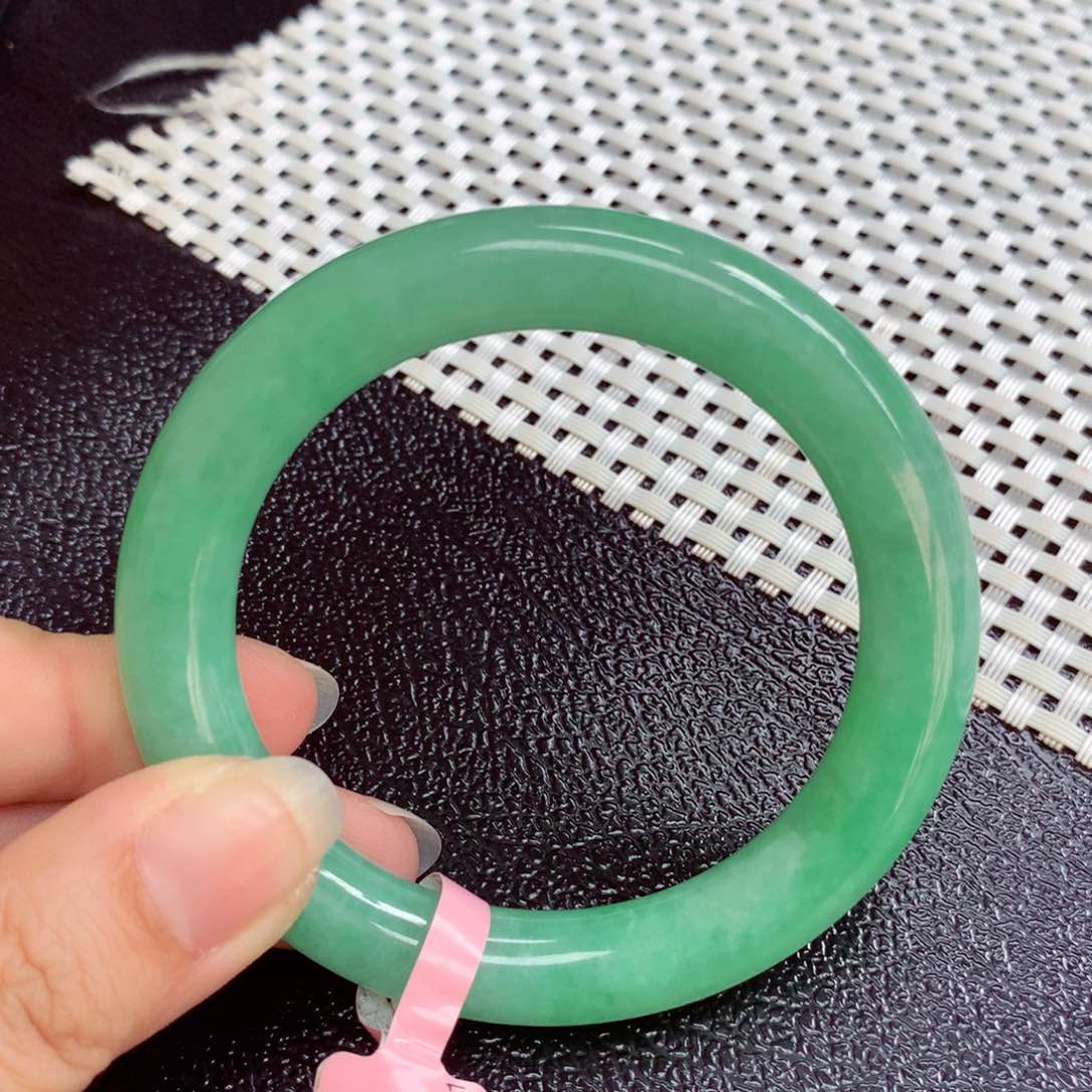 翡翠手镯未镶嵌缅甸