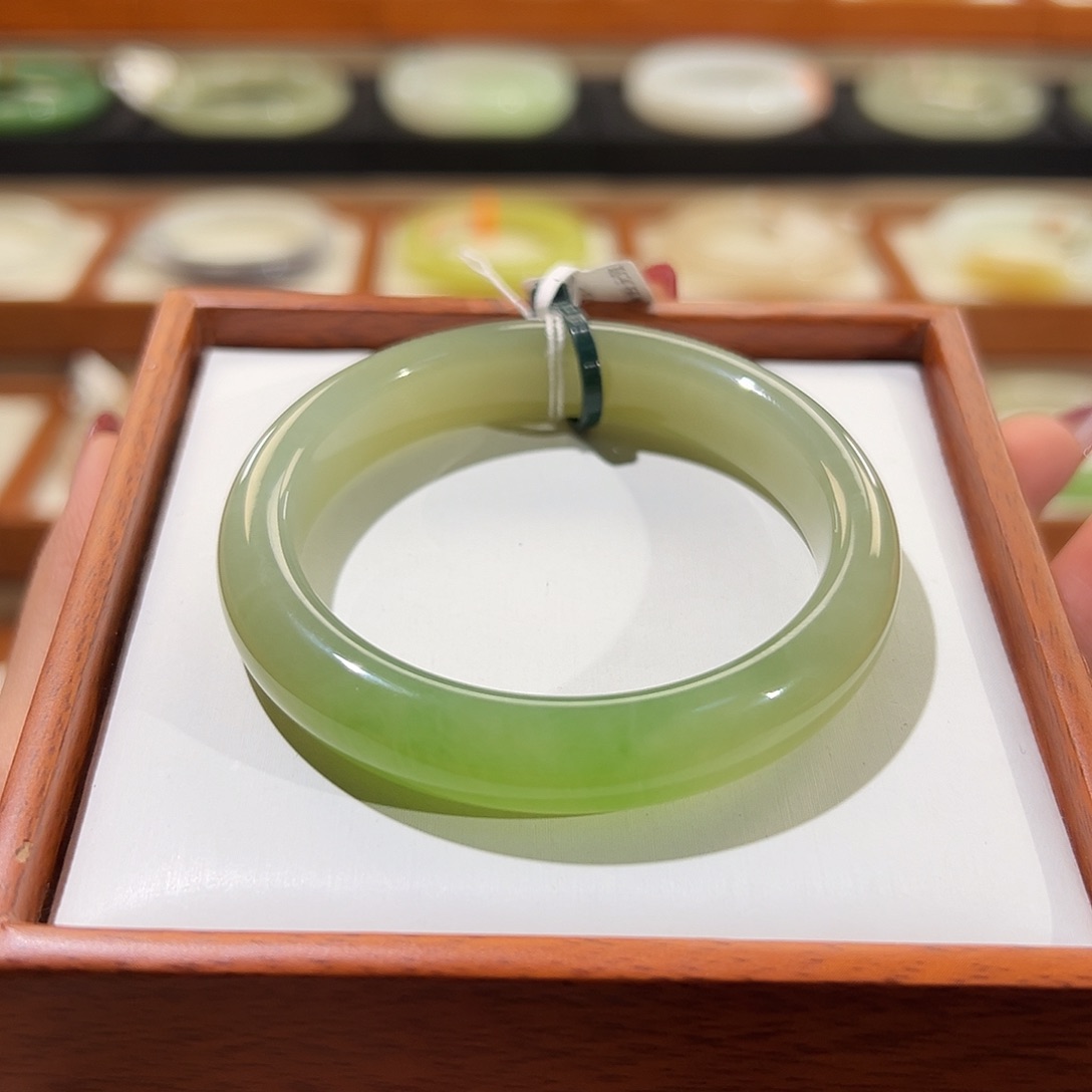 和田玉手镯未镶嵌浓翠