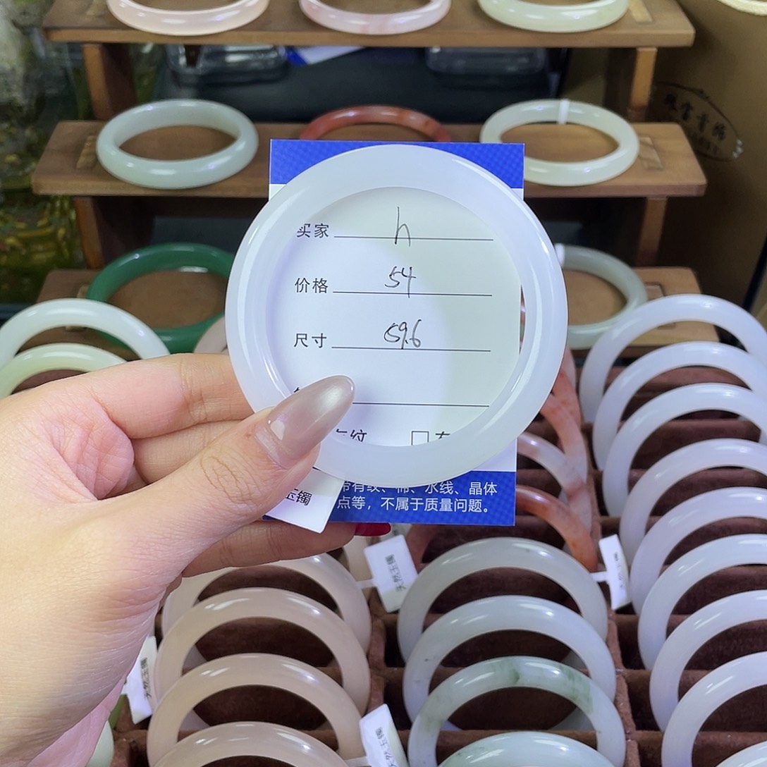 韩***h玛瑙/玉髓未镶嵌手镯