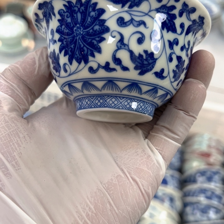 瓷片白青花缠枝莲压手杯主人杯