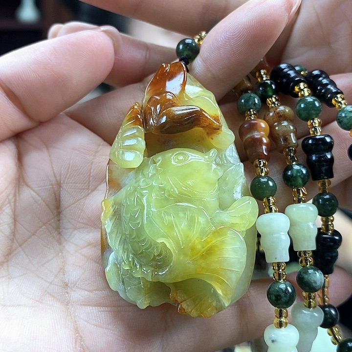 蛇纹石玉未镶嵌颈饰