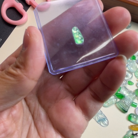 翡翠未镶嵌颈饰豆子