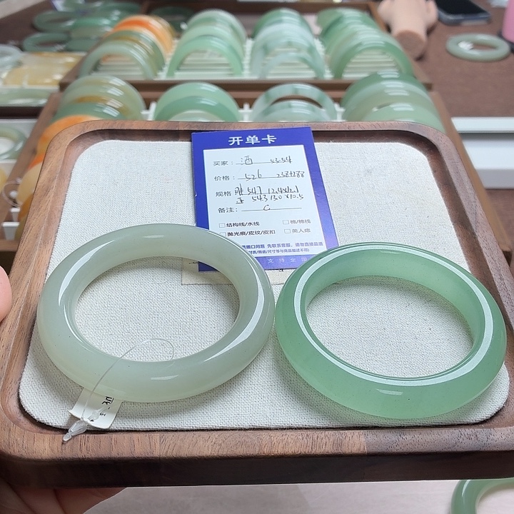 酒****石英质玉未镶嵌手镯