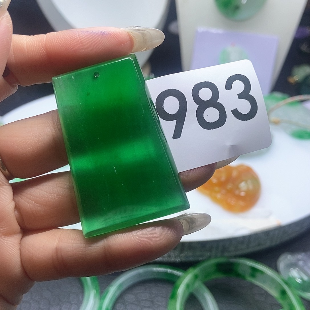 翡翠吊坠(赠链)未镶嵌