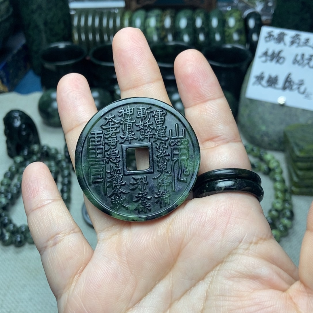 蛇纹石玉未镶嵌颈饰山鬼花牌