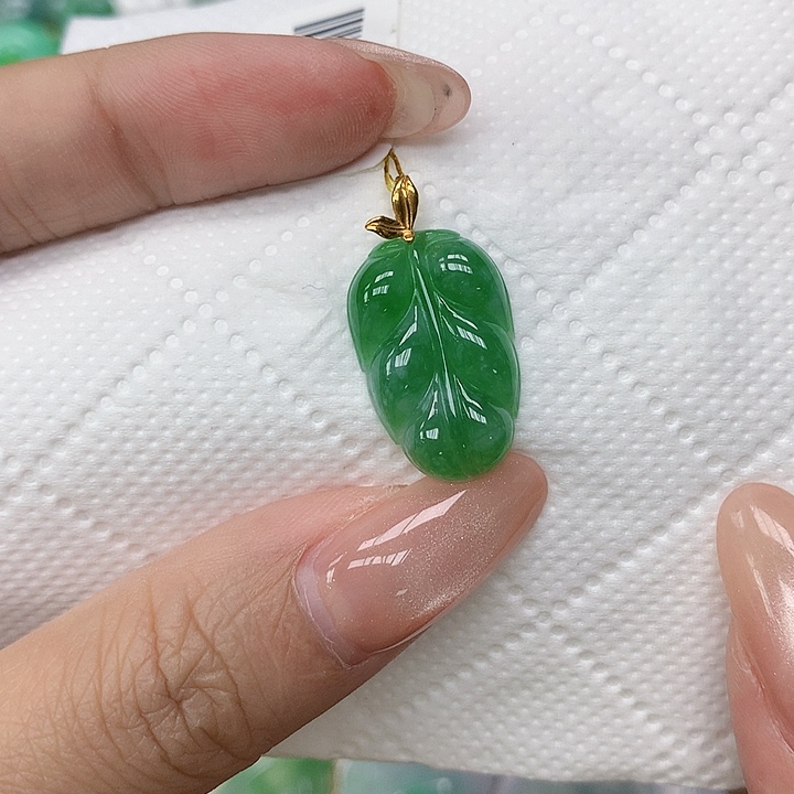 颈饰18K金镶嵌翡翠