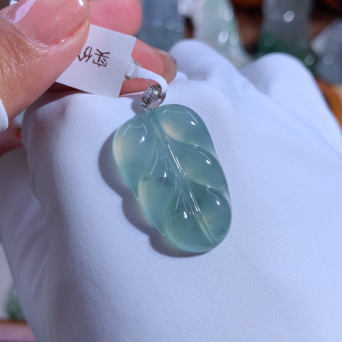 翡翠颈饰18K金镶嵌叶子