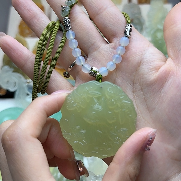 蛇纹石玉颈饰未镶嵌