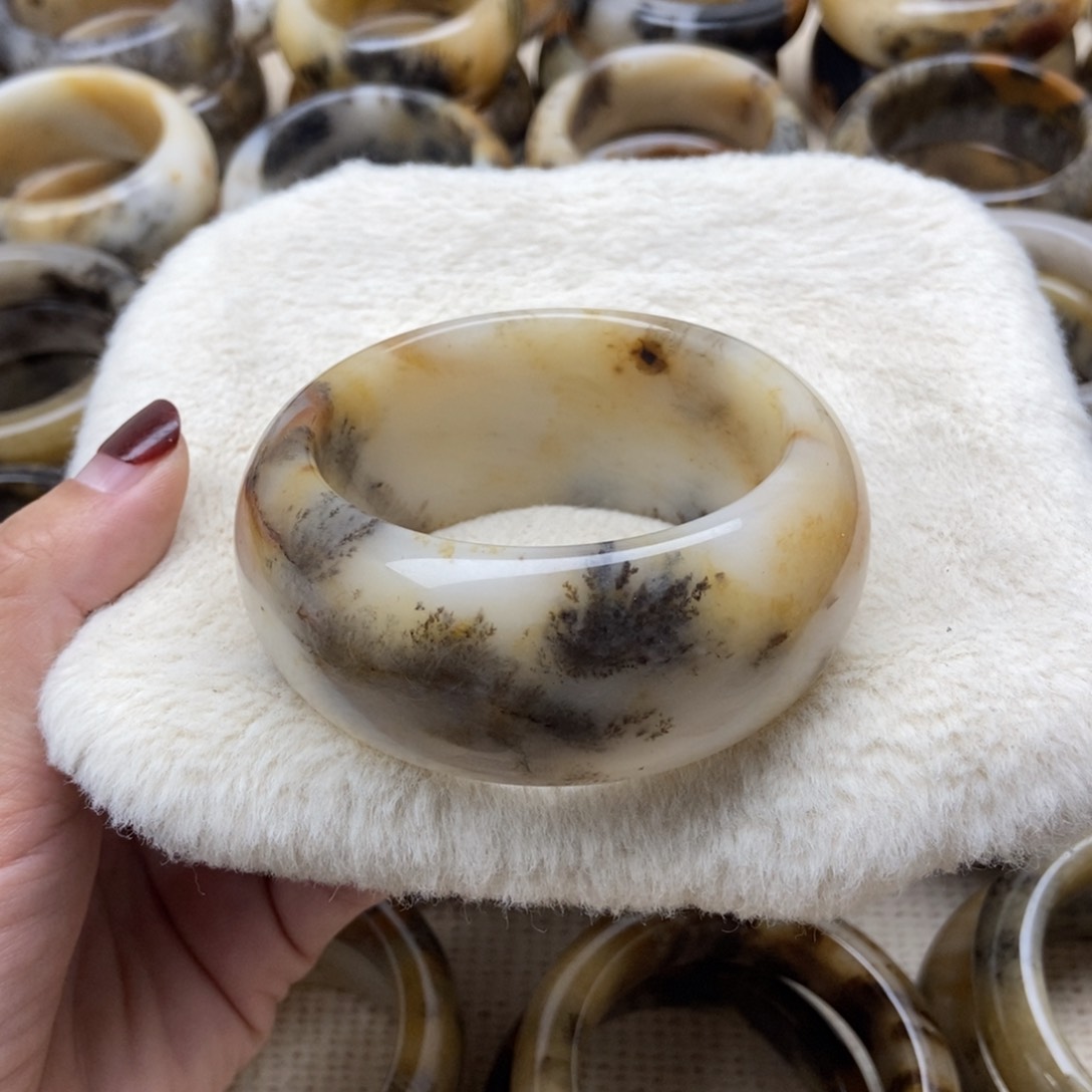 未镶嵌手镯石英质玉（非洲翠）60口径580米