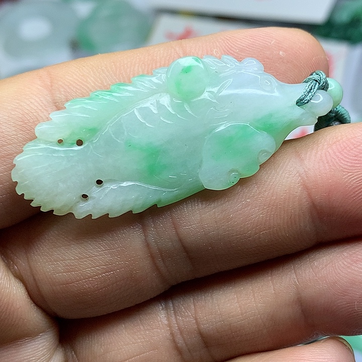 翡翠未镶嵌吊坠(赠链)