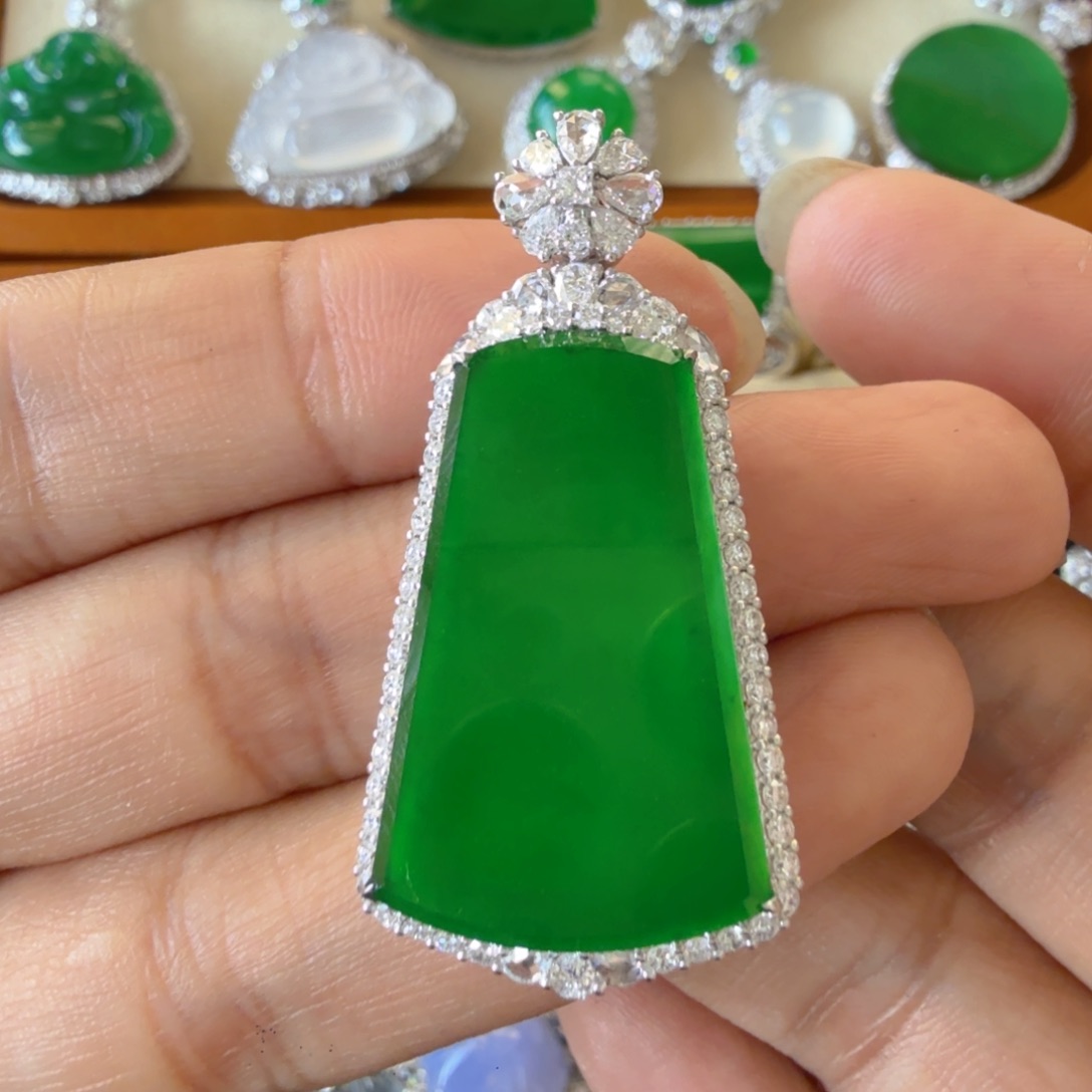 翡翠18K金镶嵌颈饰吊坠