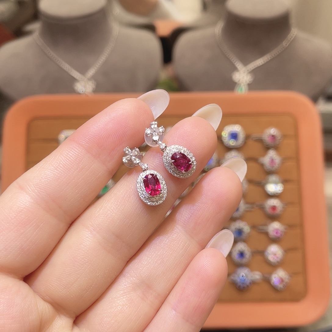 18K金镶嵌耳钉红宝石无烧1.3