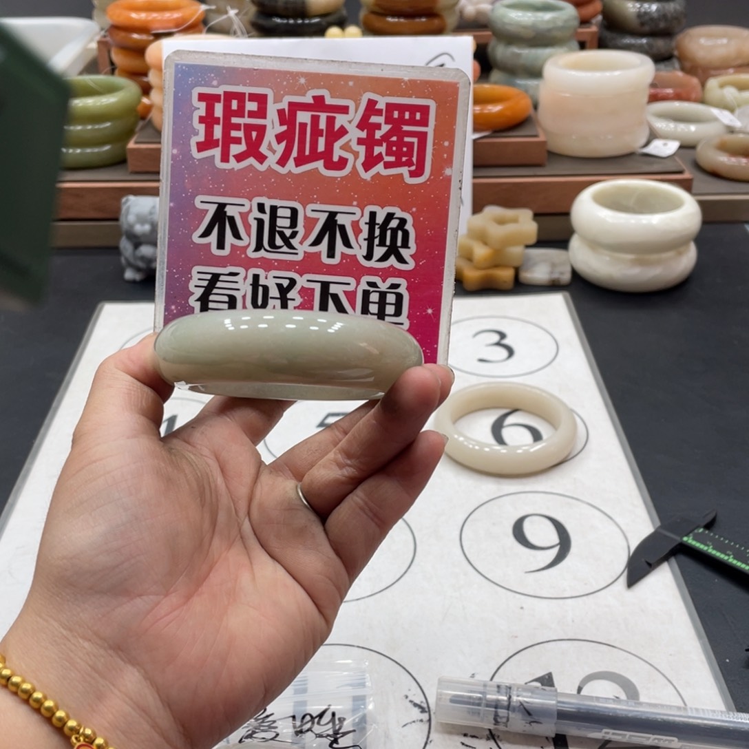 鹿***巷未镶嵌手镯石英质玉
