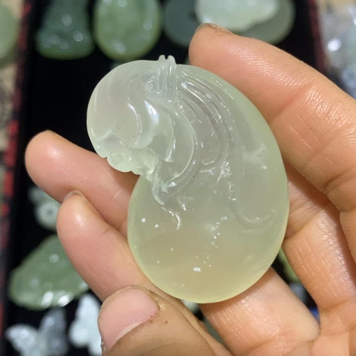 蛇纹石玉未镶嵌颈饰