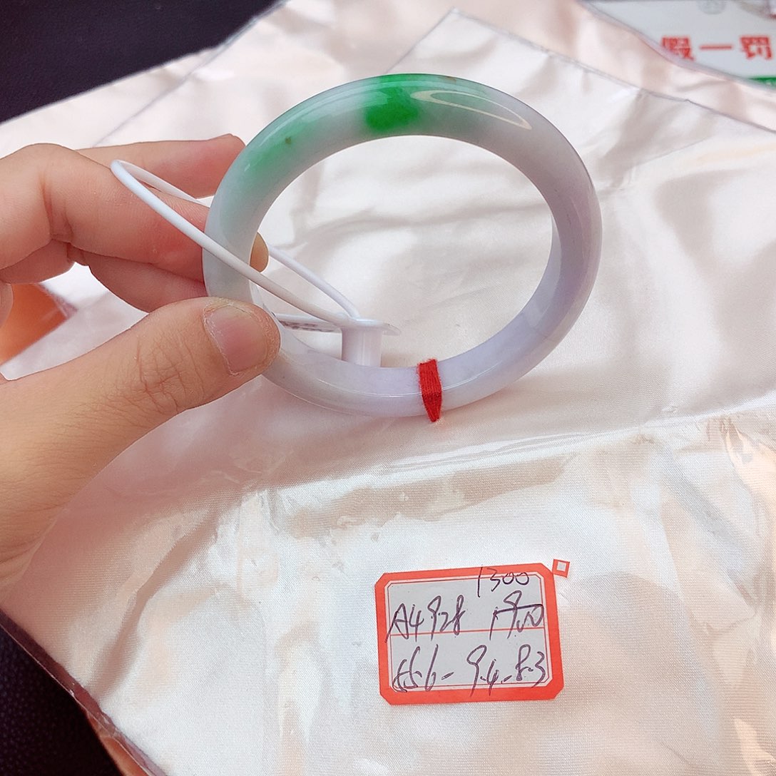 翡翠手镯未镶嵌翡翠