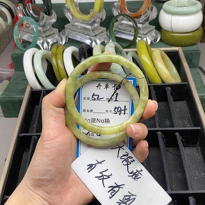 蛇纹石玉未镶嵌手镯