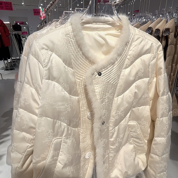 米白时尚高级国风印花羽绒服（L）