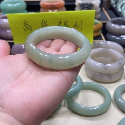 未镶嵌手镯石英质玉