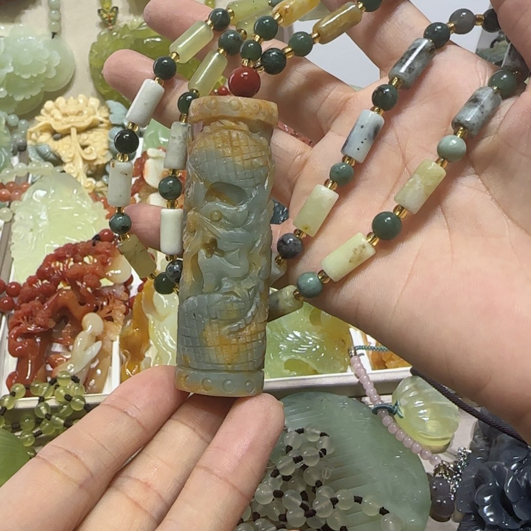 未镶嵌蛇纹石玉吊坠