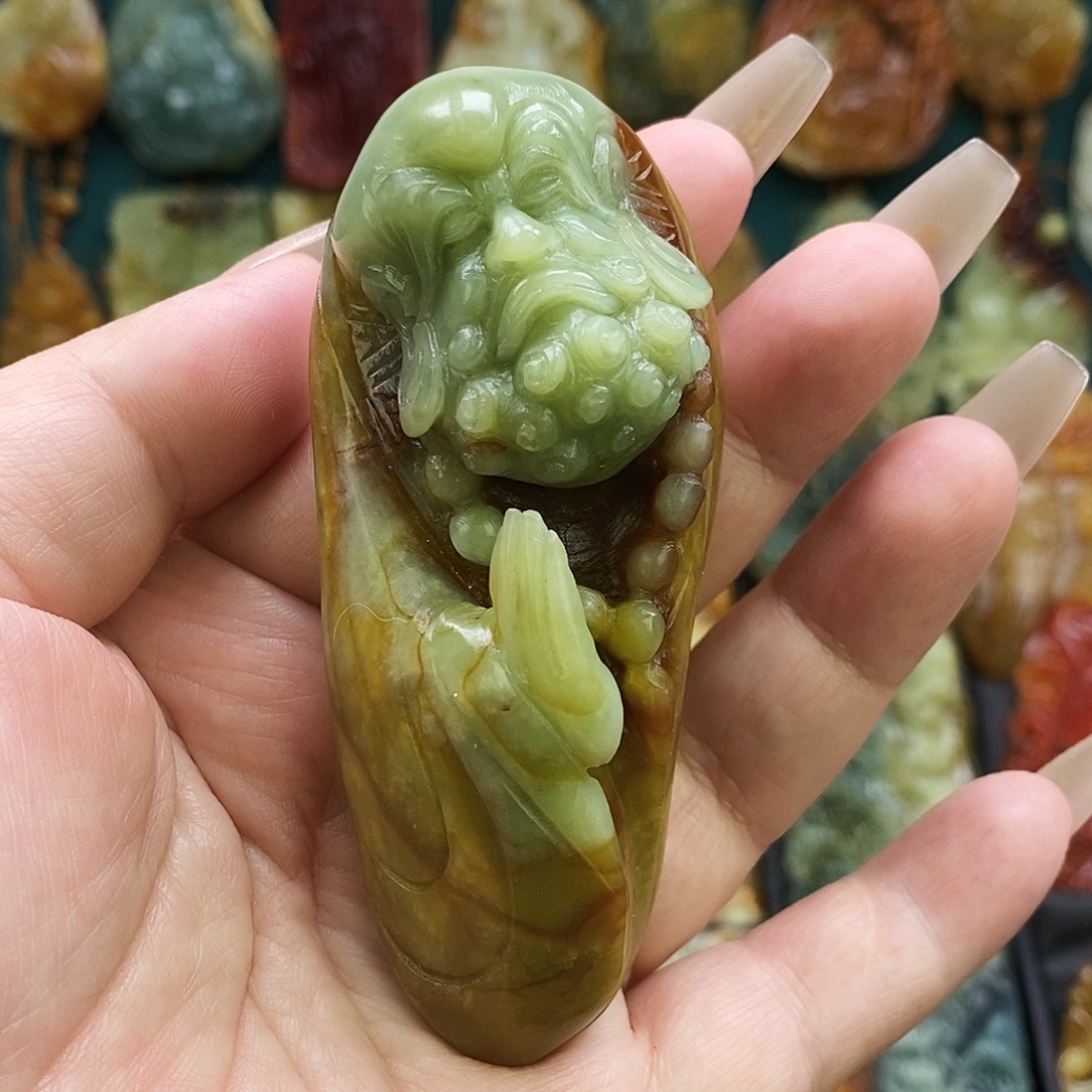 蛇纹石玉未镶嵌颈饰孤品达摩