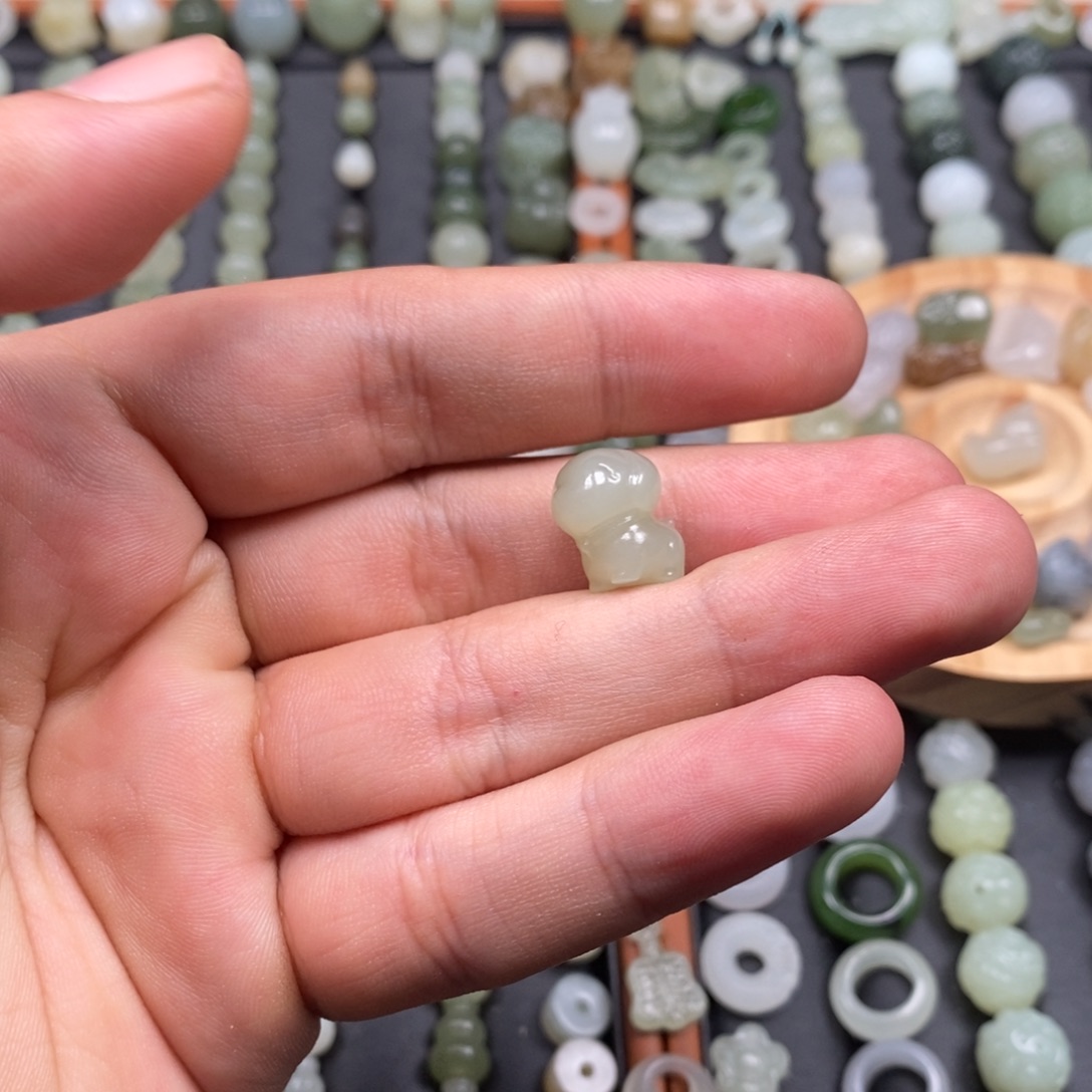 @***晚和田玉未镶嵌颈饰