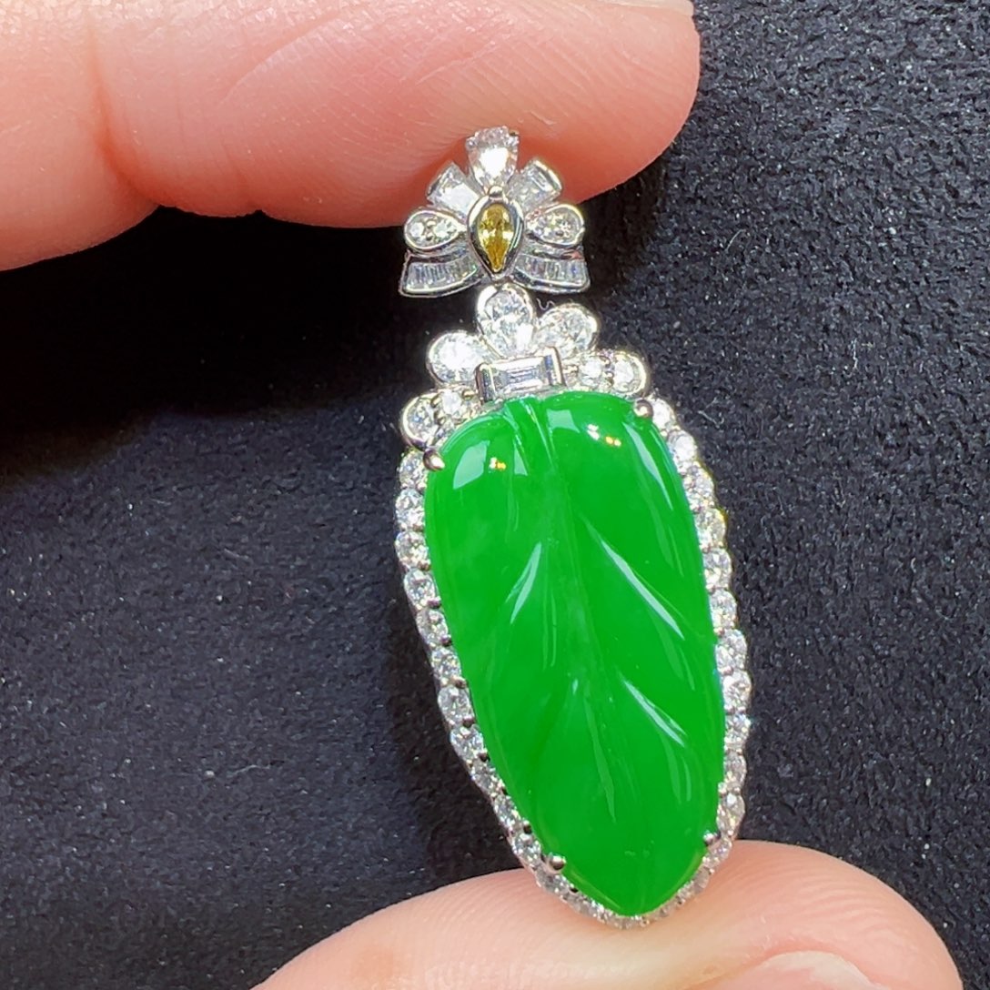 翡翠18K金镶嵌颈饰吊坠