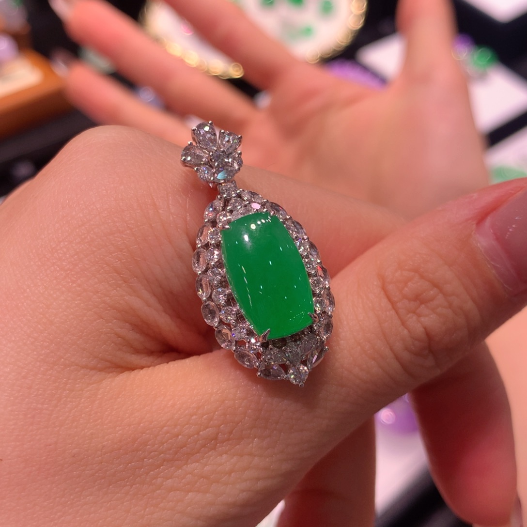 颈饰18K金镶嵌翡翠