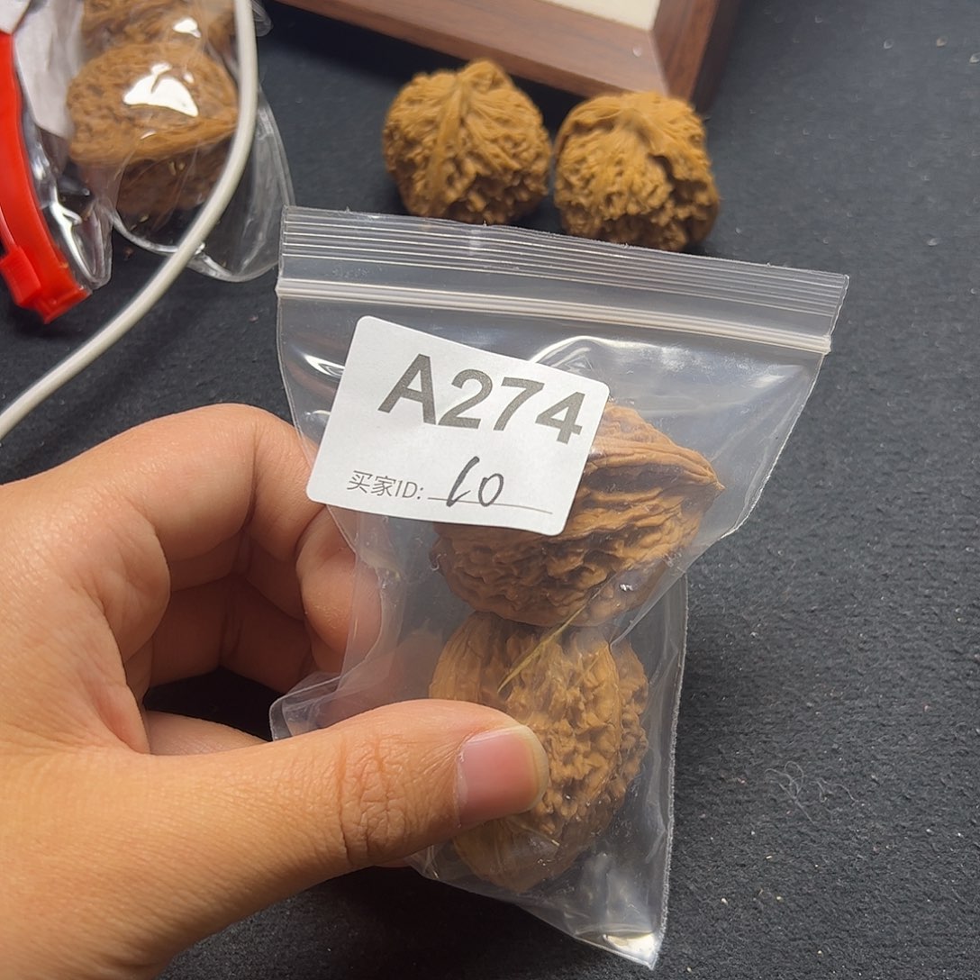 文玩核桃吊坠虎头