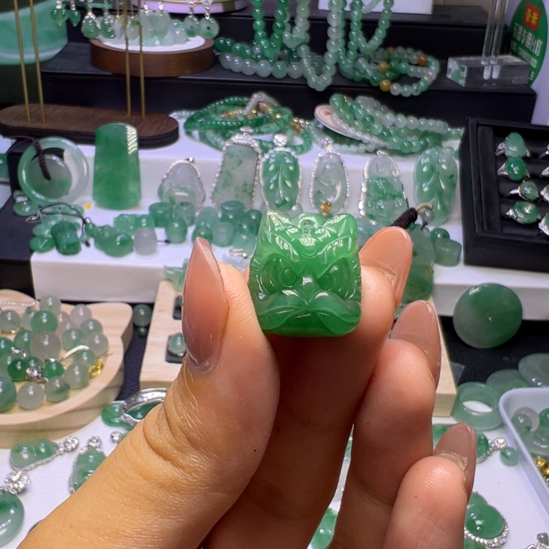 腊***月颈饰未镶嵌石英质玉（非洲翠）