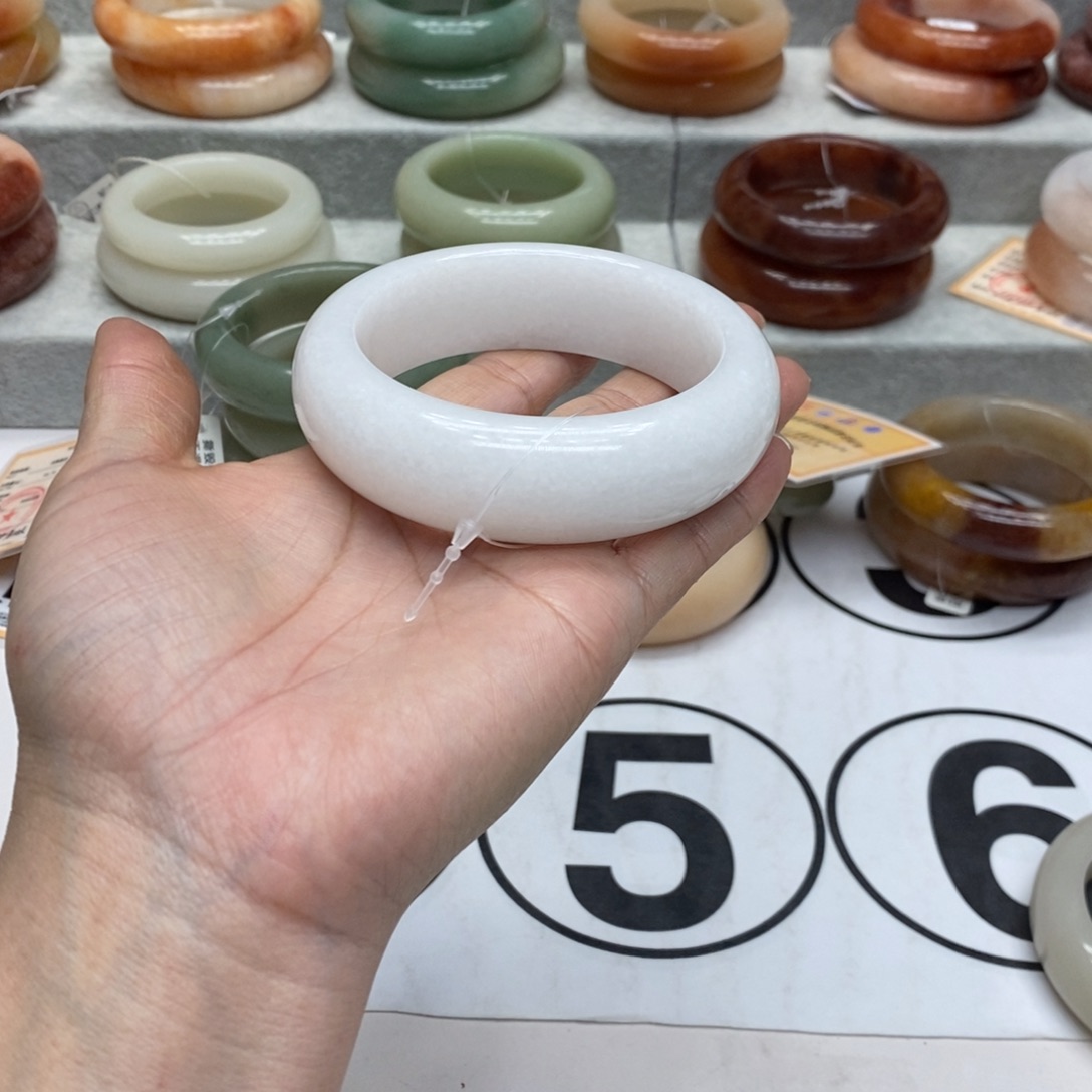 娟****石英质玉未镶嵌手镯