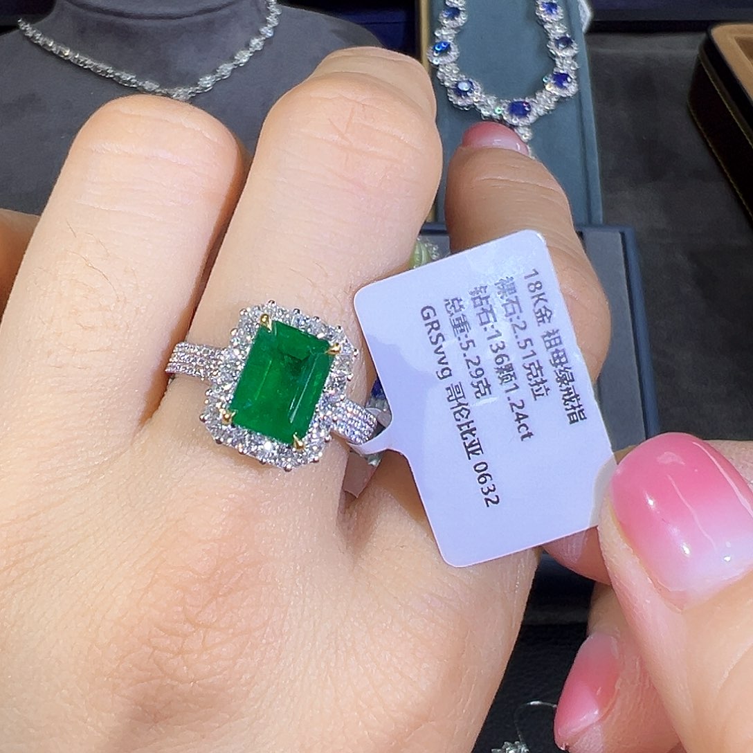 祖母绿戒指18K金镶嵌