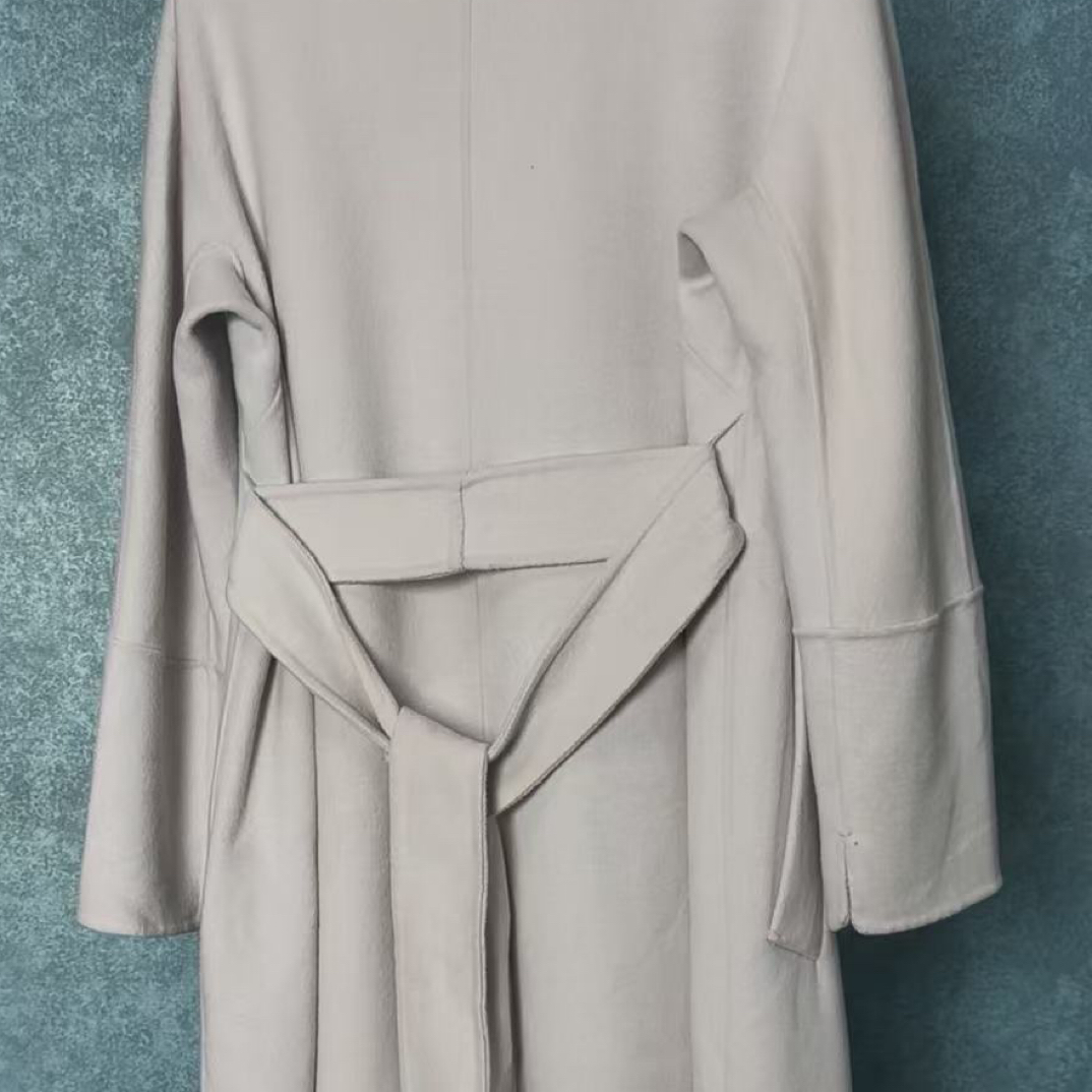 浅粉色纯羊毛大衣