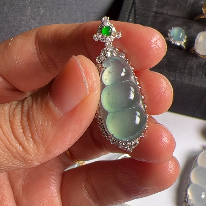 翡翠吊坠(不含链)18K金镶嵌翡翠吊坠项链