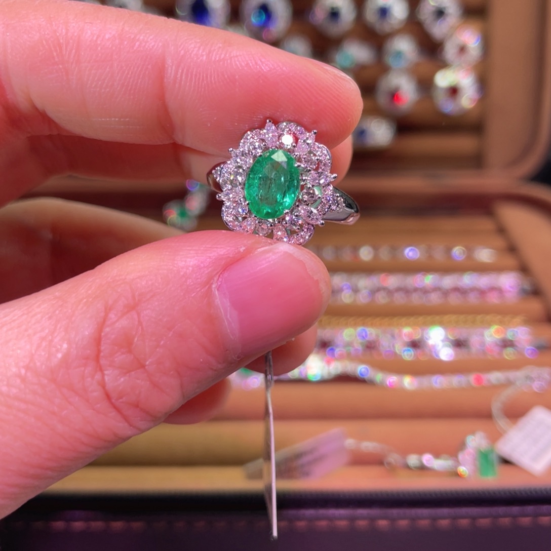 18K金镶嵌祖母绿戒指