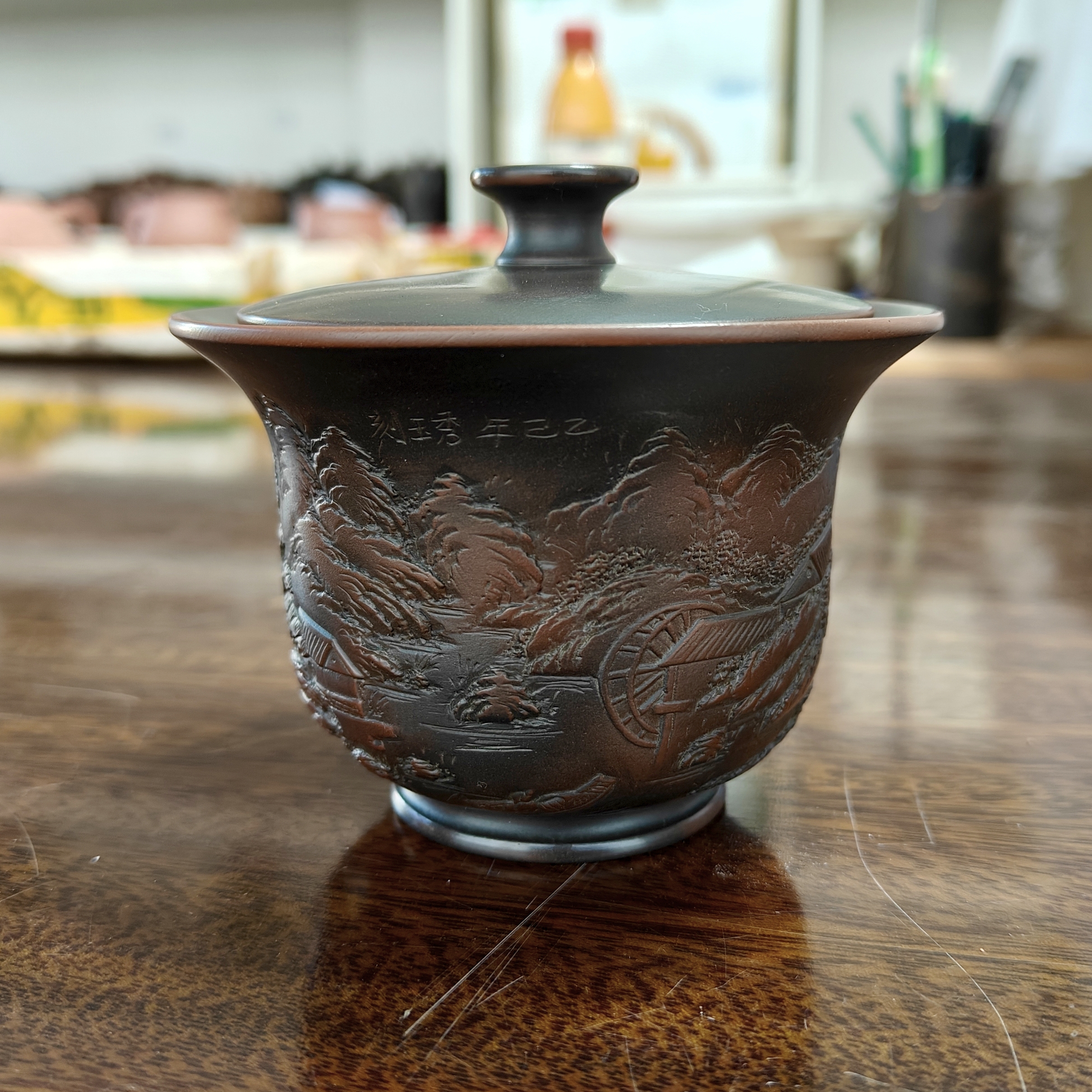 满浮雕山水全孔出水手抓壶