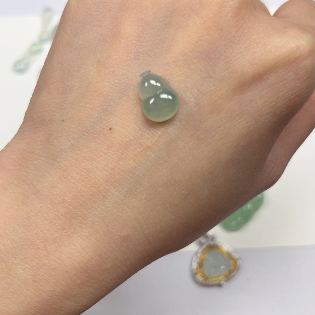 翡翠颈饰未镶嵌晴绿葫芦