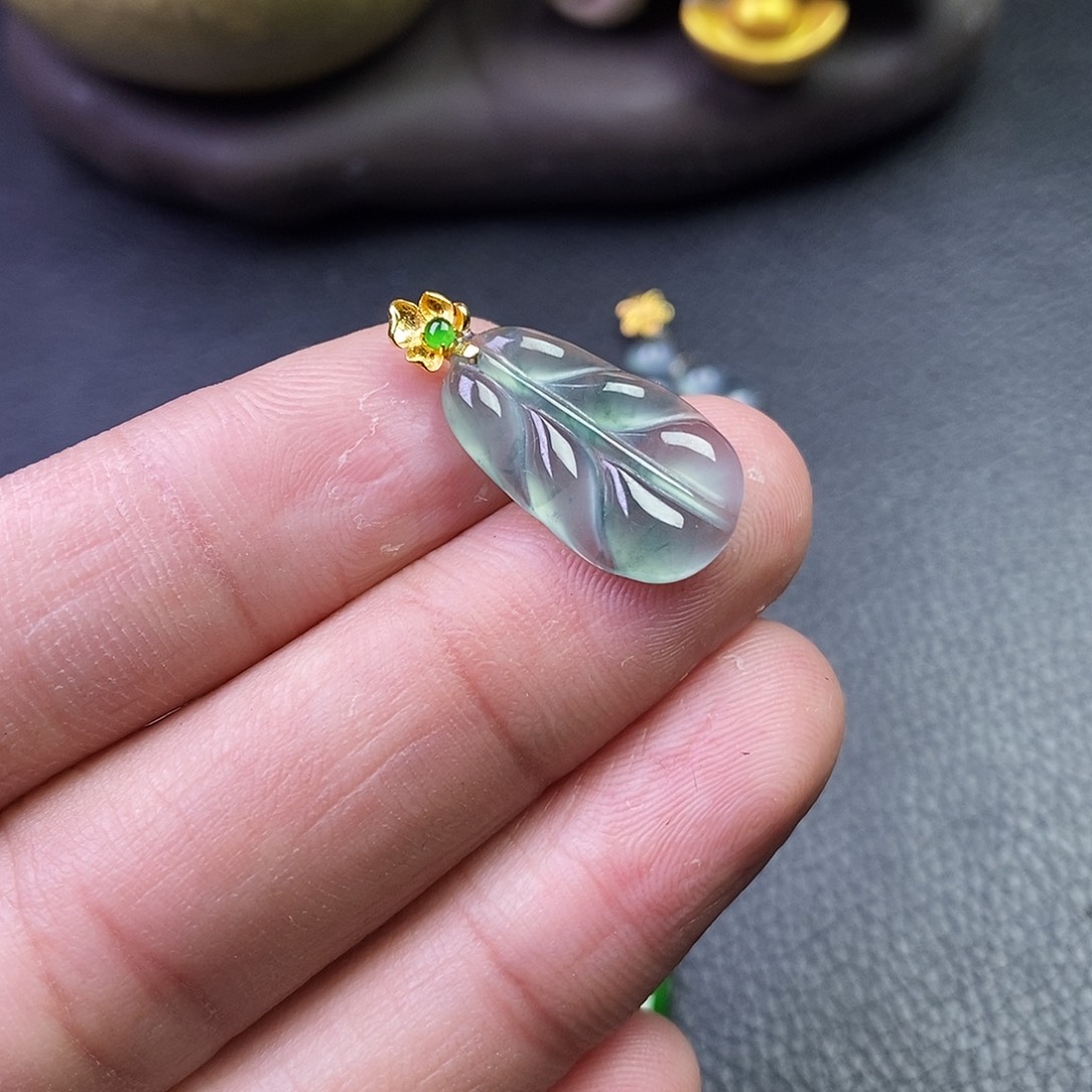 颈饰18K金镶嵌翡翠