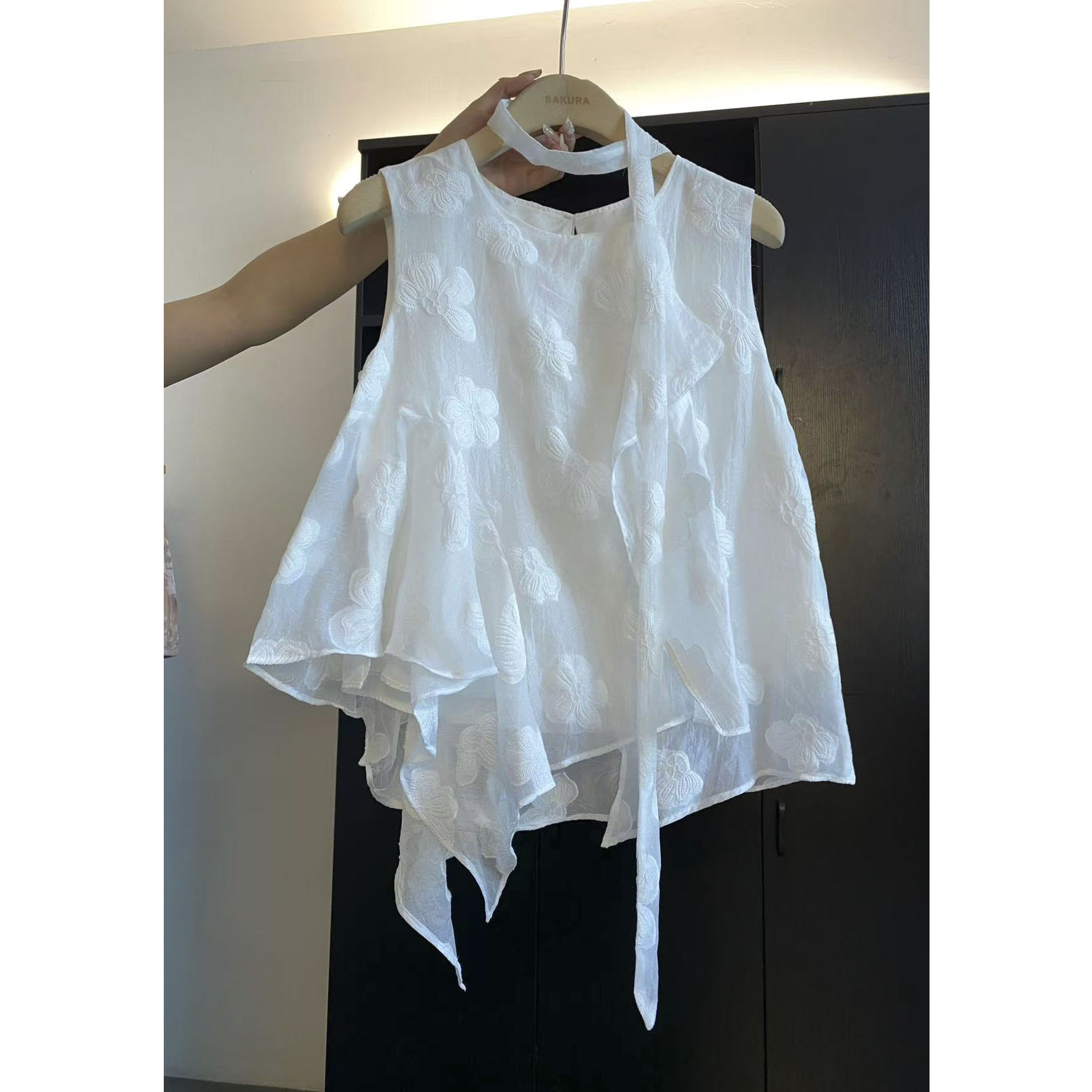 璎婲sᴀᴋᴜʀᴀ【微风情书】曼韩版刺绣花朵不规则下摆配飘带无袖衬衫