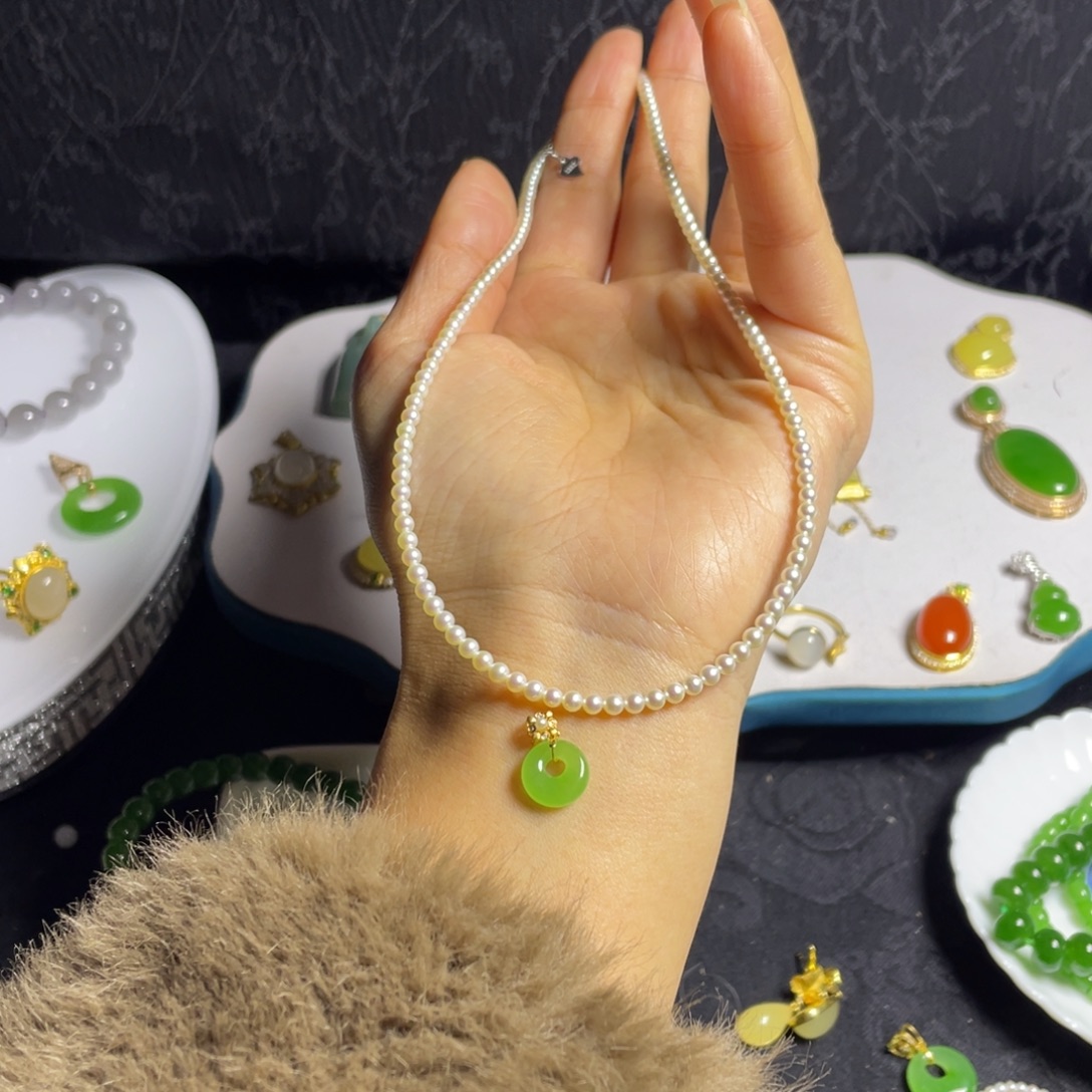 和田玉18K金镶嵌挂件